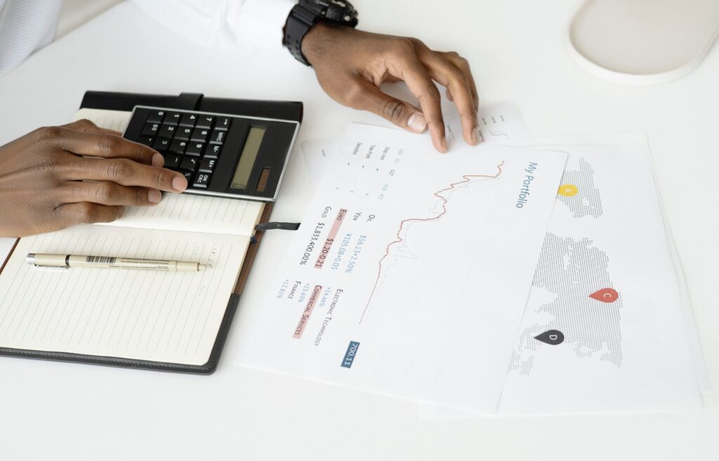 jeune homme qui étudie des documents financiers