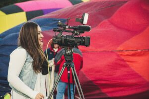jeune femme caméraman en plein tournage