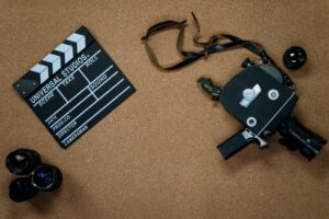 matériel de cinéma posé sur une table en liège