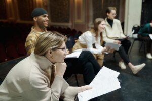 acteurs et directeur de casting dans un théatre