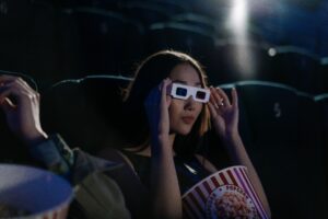 jeune femme au cinéma