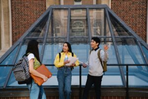 étudiants qui discutent à l'extérieur