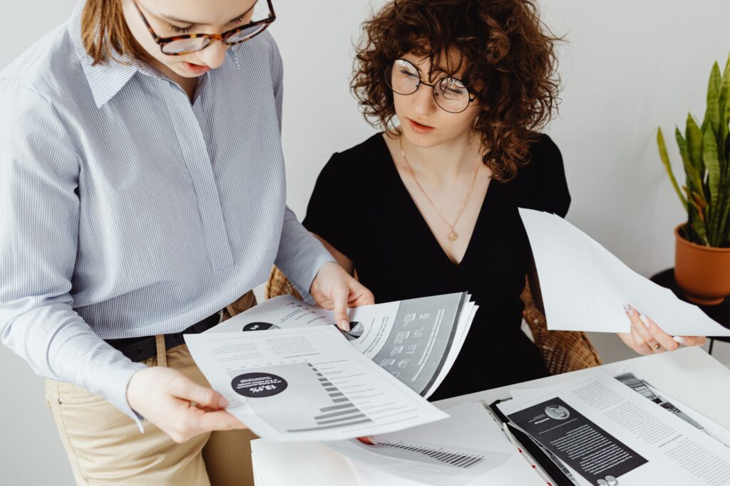 deux jeunes femmes qui observent des documents financiers