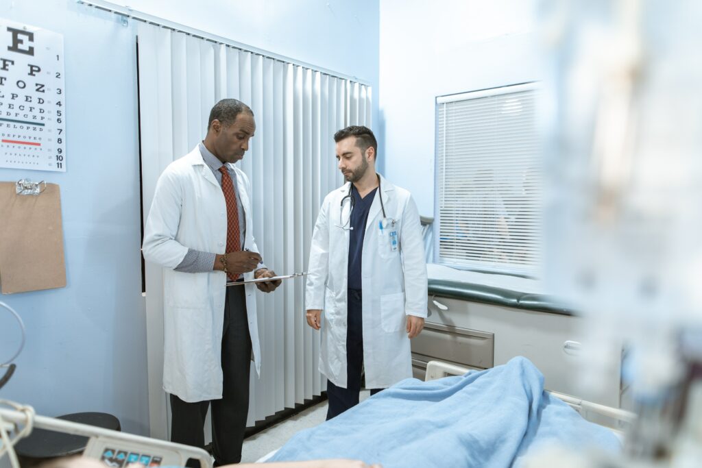 deux médecins dans une chambre d'hôpital, en train de discuter