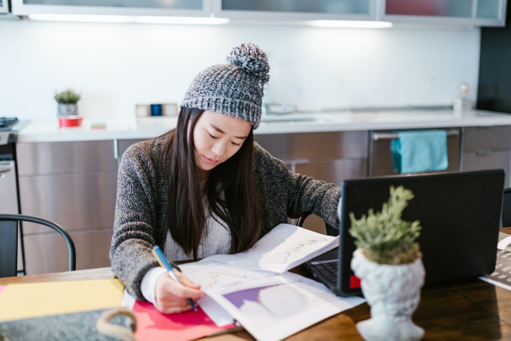 jeune femme qui consulte des documents financiers
