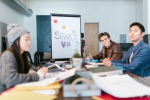 professionnels qui travaillent dans une start up assis autour d'une table