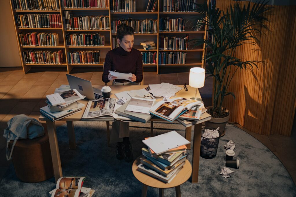 étudiant dans une bibliothèque, en train de bouquiner