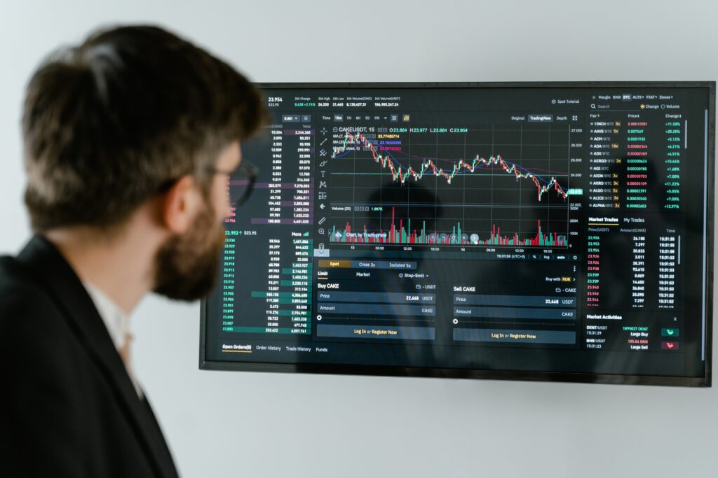 jeune homme qui consulte un écran avec des données financières