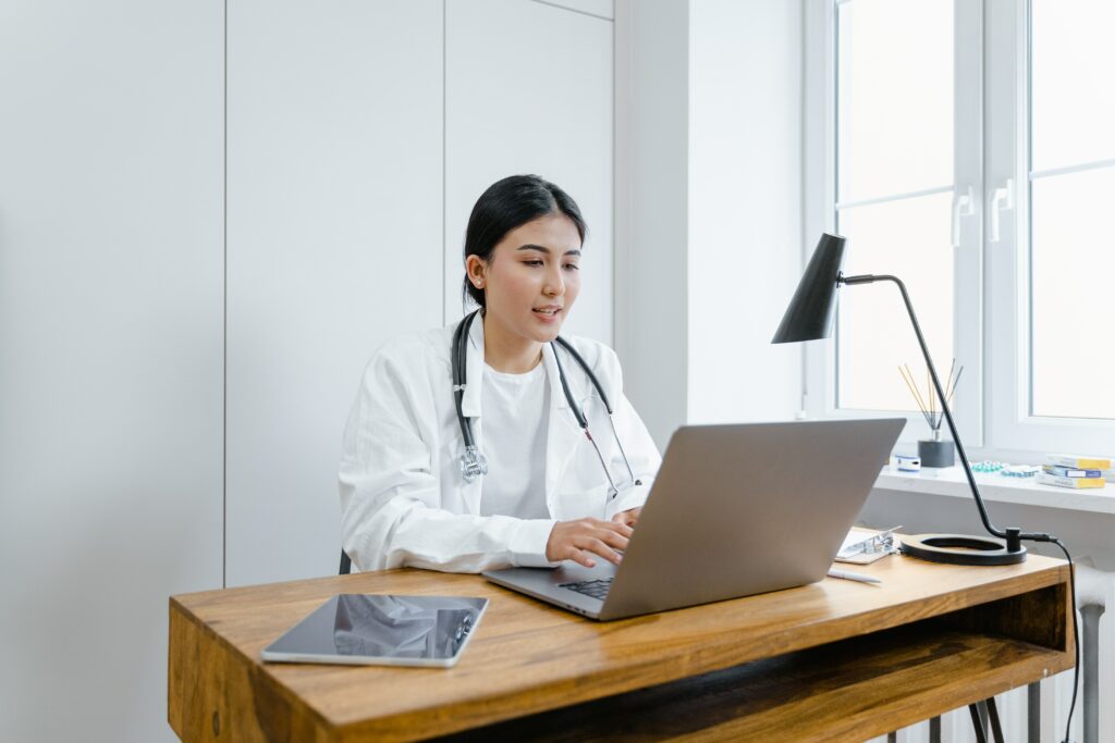 femme médecin derrière un ordinateur.