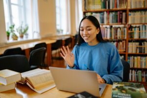 jeune étudiante qui utilise son ordinateur
